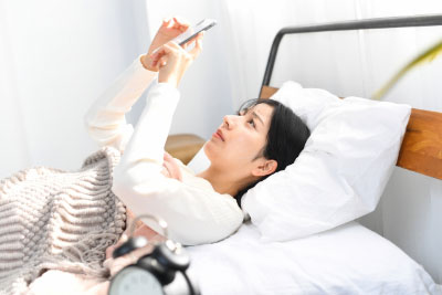 起きてすぐにスマホを見る人のイメージ
