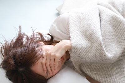 過去の悪いことを反芻する人のイメージ